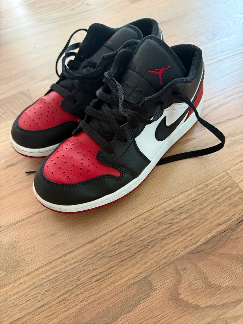 Jordan Kids Low-Top Sneakers in Black, Red, White